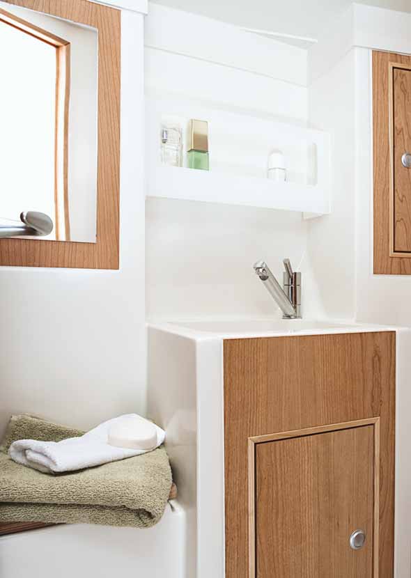 Interiør i Hanse 350 med lys salon